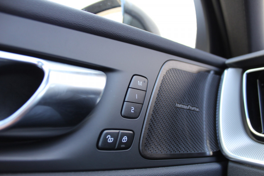 Volvo XC60 2.0 T8 Plug-in hybrid Plus Black Edition | Head-up | 360 | Zwenkbare trekhaak | Panoramadak
