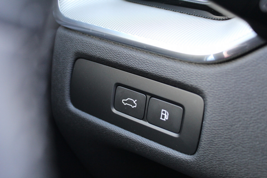 Volvo XC60 2.0 T8 Plug-in hybrid Plus Black Edition | Head-up | 360 | Zwenkbare trekhaak | Panoramadak