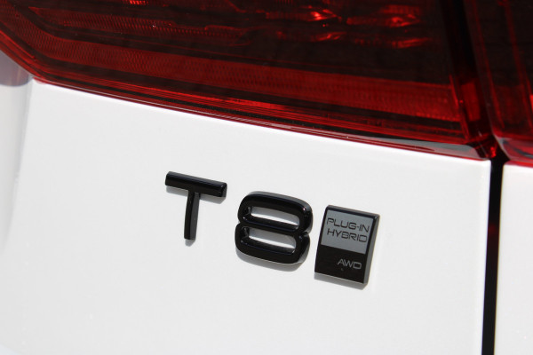 Volvo XC60 2.0 T8 Plug-in hybrid Plus Black Edition | Head-up | 360 | Zwenkbare trekhaak | Panoramadak