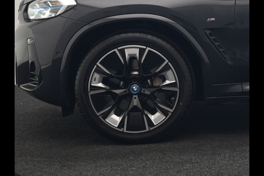 BMW iX3 M Sport 80 kWh 286pk Dealer O.H. | Trekhaak Af Fabriek | Panodak | Head Up | Adaptive Cruise | 360 Camera | Harman / Kardon | Lederen Sportstoelen Memory & Verwarmd | Laser LED | Stuur Verwarmd | Keyless | Blis | Sfeerverlichting | 20"L.M |