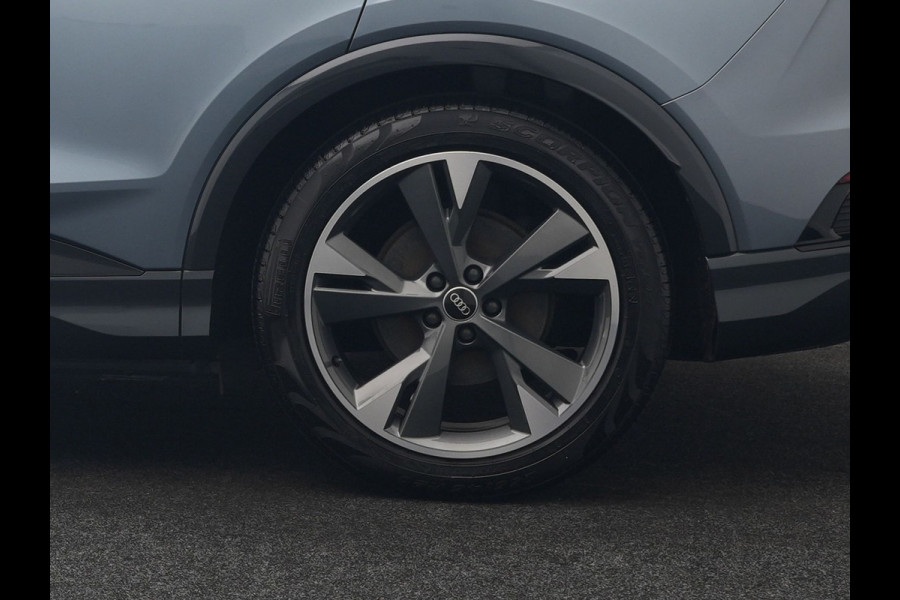 Audi Q4 e-tron 40 S Line 77 kWh 204pk | Adaptive Cruise | Valcona Lederen Sportstoelen Verwarmd | 20"L.M | Apple Carplay | Keyless | Blis | Camera | Virtual | Navigatie | DAB |