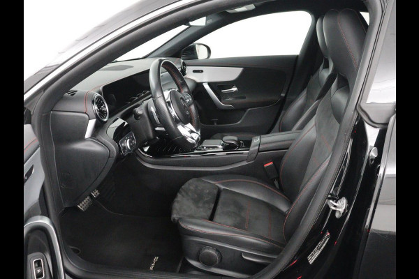 Mercedes-Benz CLA-Klasse 180 Business Solution AMG | Stoelverwarming | Leder/Alcantara | Navigatie | Park Assist | Widescreen | Full LED | Climate control | Bluetooth | Cruise control | Sportstoelen