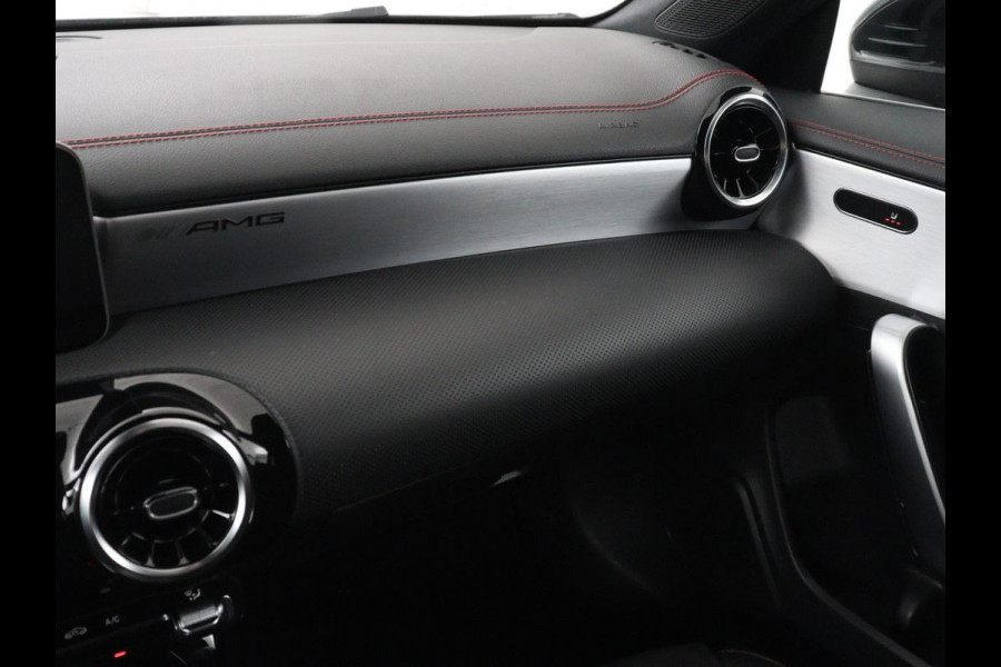 Mercedes-Benz CLA-Klasse 180 Business Solution AMG | Stoelverwarming | Leder/Alcantara | Navigatie | Park Assist | Widescreen | Full LED | Climate control | Bluetooth | Cruise control | Sportstoelen