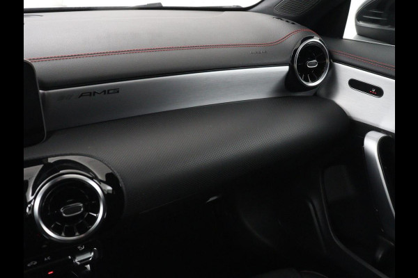 Mercedes-Benz CLA-Klasse 180 Business Solution AMG | Stoelverwarming | Leder/Alcantara | Navigatie | Park Assist | Widescreen | Full LED | Climate control | Bluetooth | Cruise control | Sportstoelen