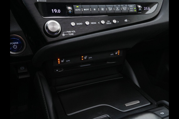Lexus ES 300h Business Line (INCL-BTW) Aut. *PANO | LEATHER | FULL-LED | ADAPTIVE-CRUISE | BLINDSPOT | KEYLESS | CAMERA | HEATED-COMFORTSEATS | NAVI-FULLMAP | PRIVACY-GLASS | SHIFTPADDLES | ECC | PDC | 19''ALU*
