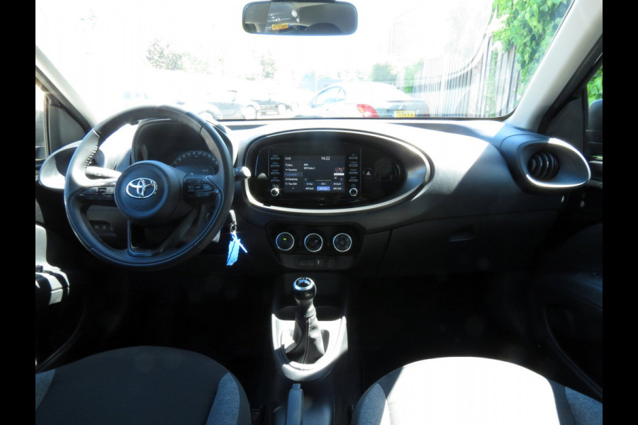 Toyota Aygo X 1.0 VVT-i MT Play 1e EIGENAAR | ORIGINEEL NEDERLANDS | ACHTERUITRIJCAMERA | ADAPTIVE CRUISE | DAB+ RADIO |