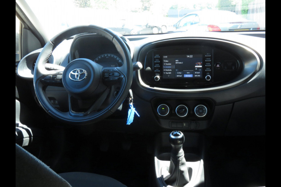 Toyota Aygo X 1.0 VVT-i MT Play 1e EIGENAAR | ORIGINEEL NEDERLANDS | ACHTERUITRIJCAMERA | ADAPTIVE CRUISE | DAB+ RADIO |
