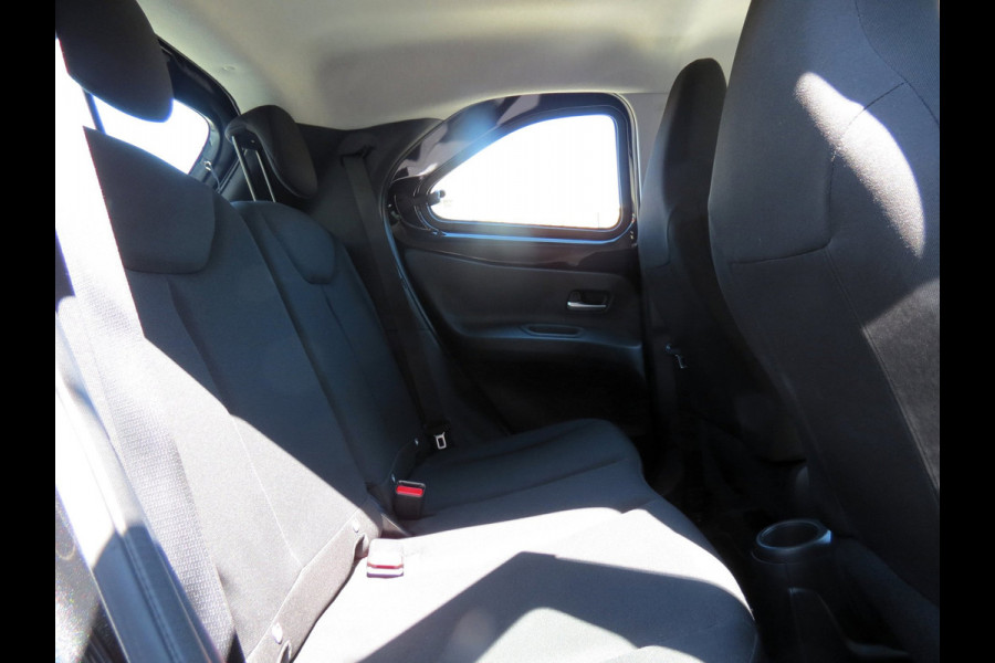 Toyota Aygo X 1.0 VVT-i MT Play 1e EIGENAAR | ORIGINEEL NEDERLANDS | ACHTERUITRIJCAMERA | ADAPTIVE CRUISE | DAB+ RADIO |