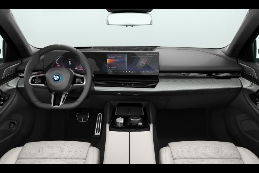 BMW 5 Serie Touring 550e xDrive - M-Sport Pro - Pano - Bowers & Wilkins - Onderstel Prof