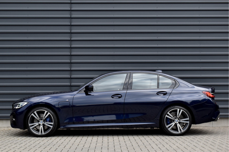 BMW 3 Serie 330e M Sport Individual | 19'' Wielen | Lederen Bekleding | CarPlay | Audio Media Pack | 1e Eigenaar |