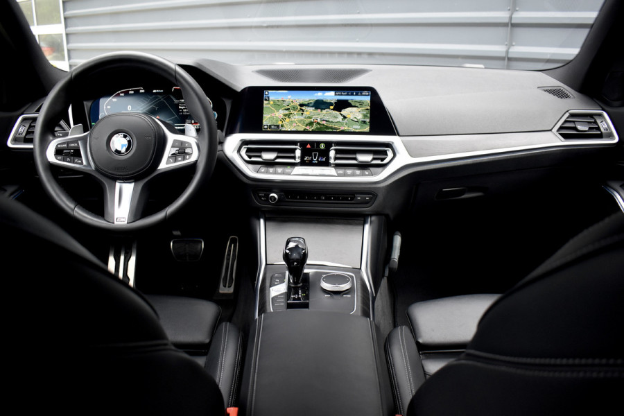 BMW 3 Serie 330e M Sport Individual | 19'' Wielen | Lederen Bekleding | CarPlay | Audio Media Pack | 1e Eigenaar |