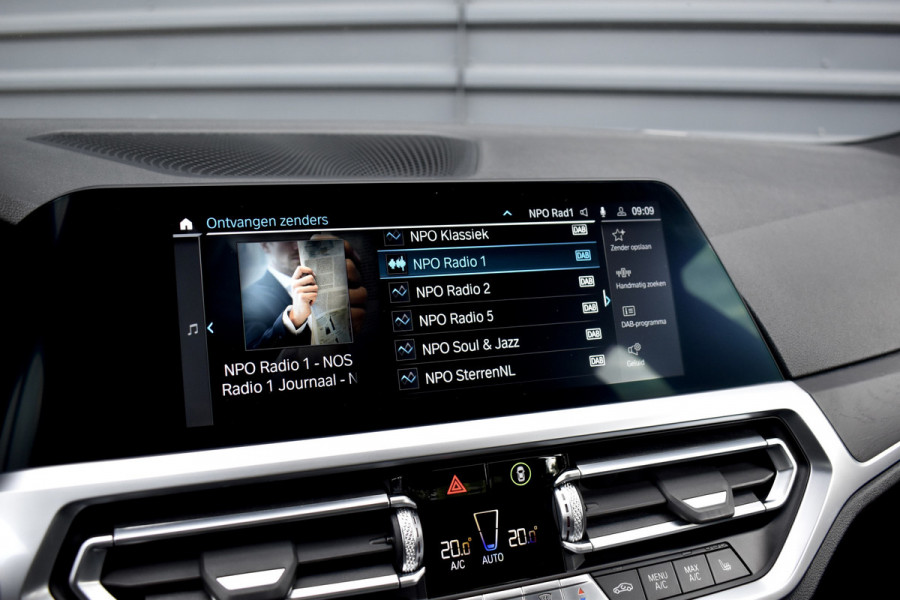 BMW 3 Serie 330e M Sport Individual | 19'' Wielen | Lederen Bekleding | CarPlay | Audio Media Pack | 1e Eigenaar |