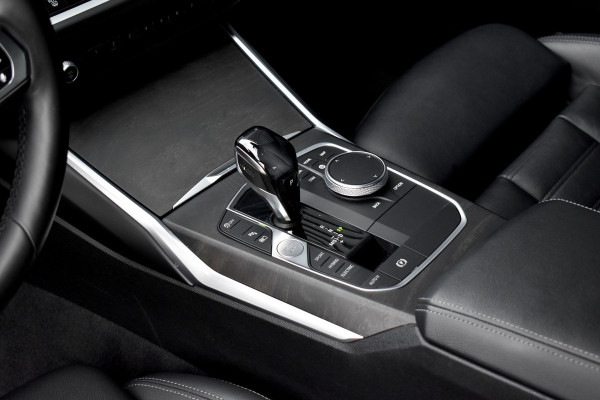 BMW 3 Serie 330e M Sport Individual | 19'' Wielen | Lederen Bekleding | CarPlay | Audio Media Pack | 1e Eigenaar |