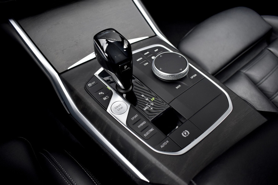 BMW 3 Serie 330e M Sport Individual | 19'' Wielen | Lederen Bekleding | CarPlay | Audio Media Pack | 1e Eigenaar |