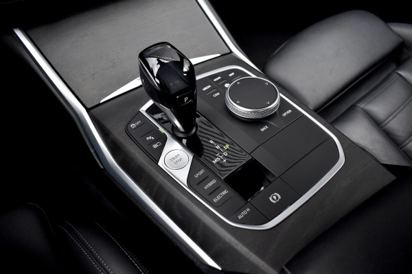 BMW 3 Serie 330e M Sport Individual | 19'' Wielen | Lederen Bekleding | CarPlay | Audio Media Pack | 1e Eigenaar |