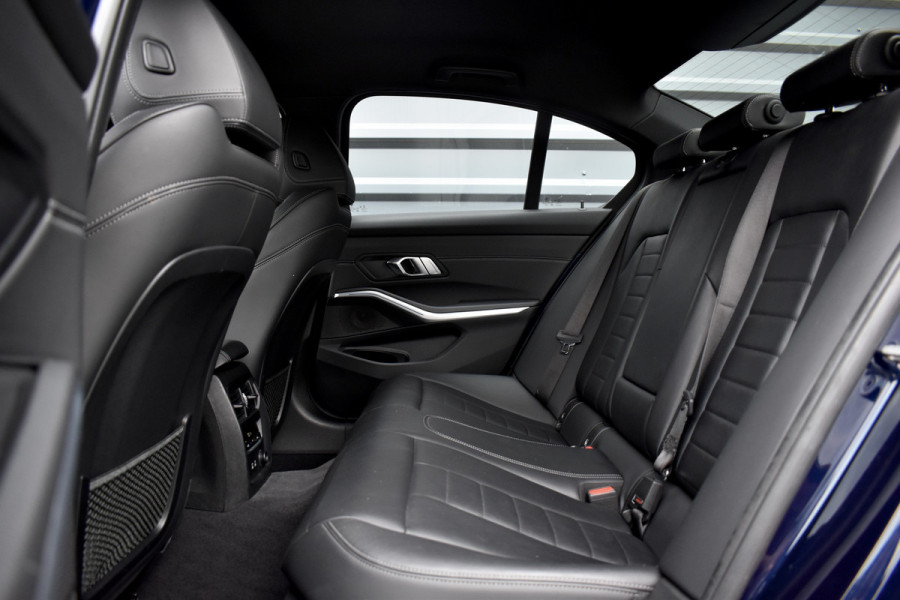 BMW 3 Serie 330e M Sport Individual | 19'' Wielen | Lederen Bekleding | CarPlay | Audio Media Pack | 1e Eigenaar |