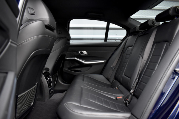 BMW 3 Serie 330e M Sport Individual | 19'' Wielen | Lederen Bekleding | CarPlay | Audio Media Pack | 1e Eigenaar |