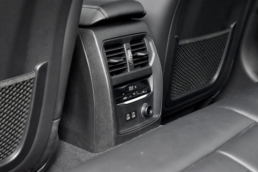 BMW 3 Serie 330e M Sport Individual | 19'' Wielen | Lederen Bekleding | CarPlay | Audio Media Pack | 1e Eigenaar |