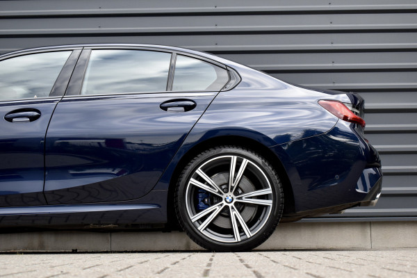 BMW 3 Serie 330e M Sport Individual | 19'' Wielen | Lederen Bekleding | CarPlay | Audio Media Pack | 1e Eigenaar |