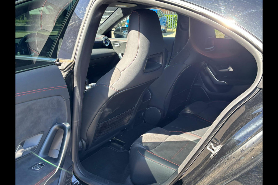 Mercedes-Benz CLA-Klasse 250 e AMG PHEV | SFEERVERLICHTING | WIDESCREEN | AFN. TREKHAAK | STOELVERWARMING | 19 INCH | RIJKLAAR MET 12 MND BOVAG GARANTIE
