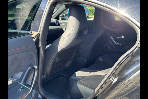 Mercedes-Benz CLA-Klasse 250 e AMG PHEV | SFEERVERLICHTING | WIDESCREEN | AFN. TREKHAAK | STOELVERWARMING | 19 INCH | RIJKLAAR MET 12 MND BOVAG GARANTIE