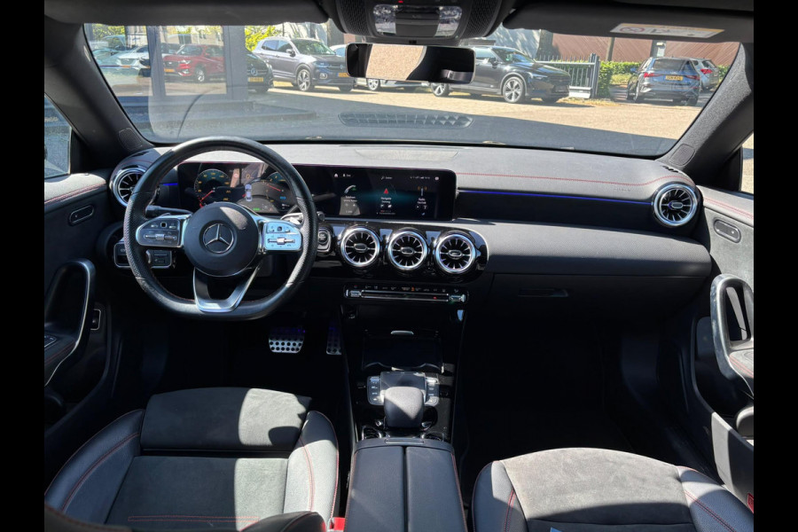 Mercedes-Benz CLA-Klasse 250 e AMG PHEV | SFEERVERLICHTING | WIDESCREEN | AFN. TREKHAAK | STOELVERWARMING | 19 INCH | RIJKLAAR MET 12 MND BOVAG GARANTIE
