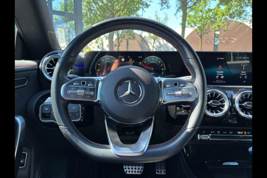Mercedes-Benz CLA-Klasse 250 e AMG PHEV | SFEERVERLICHTING | WIDESCREEN | AFN. TREKHAAK | STOELVERWARMING | 19 INCH | RIJKLAAR MET 12 MND BOVAG GARANTIE