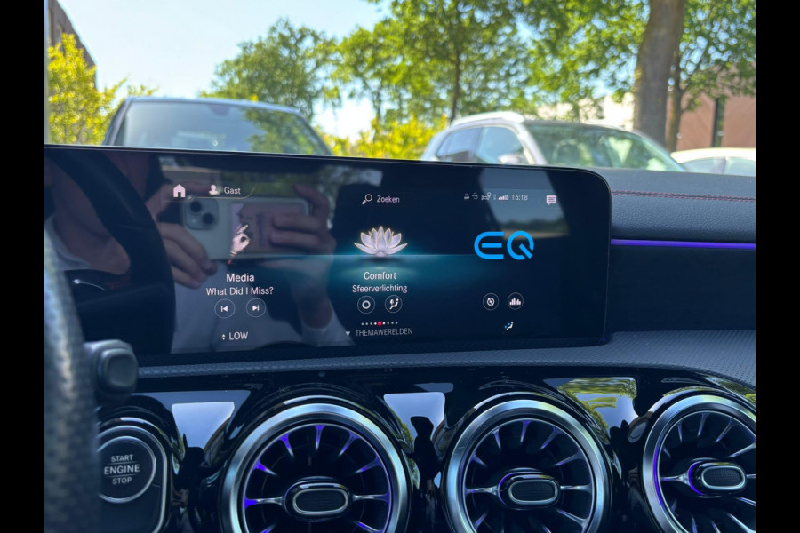 Mercedes-Benz CLA-Klasse 250 e AMG PHEV | SFEERVERLICHTING | WIDESCREEN | AFN. TREKHAAK | STOELVERWARMING | 19 INCH | RIJKLAAR MET 12 MND BOVAG GARANTIE