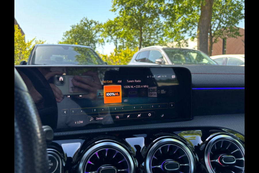 Mercedes-Benz CLA-Klasse 250 e AMG PHEV | SFEERVERLICHTING | WIDESCREEN | AFN. TREKHAAK | STOELVERWARMING | 19 INCH | RIJKLAAR MET 12 MND BOVAG GARANTIE