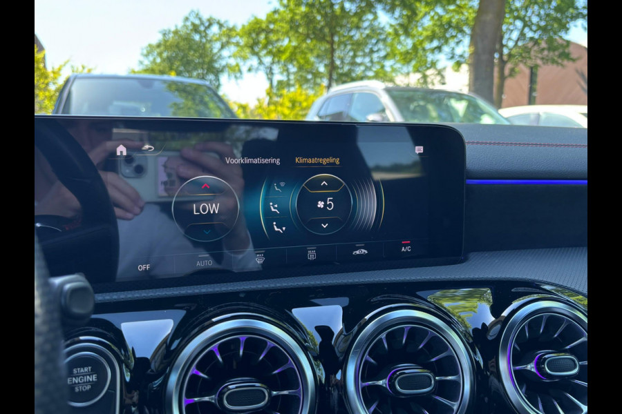 Mercedes-Benz CLA-Klasse 250 e AMG PHEV | SFEERVERLICHTING | WIDESCREEN | AFN. TREKHAAK | STOELVERWARMING | 19 INCH | RIJKLAAR MET 12 MND BOVAG GARANTIE