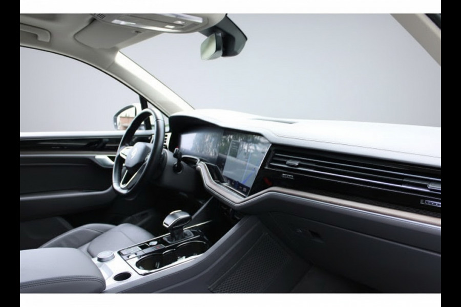 Volkswagen Touareg 3.0 TSi eHybrid ATMOSPHERE 4MOTION TREKHAAK/HEAD-UP/PANORAMADAK 1E EIG