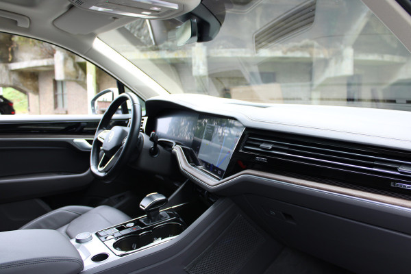 Volkswagen Touareg 3.0 TSi eHybrid ATMOSPHERE 4MOTION TREKHAAK/HEAD-UP/PANORAMADAK 1E EIG