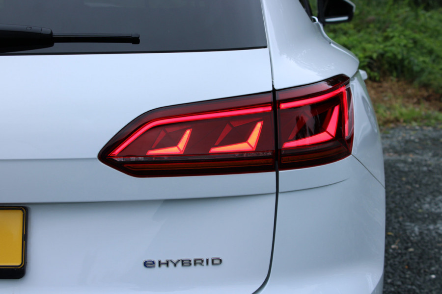 Volkswagen Touareg 3.0 TSi eHybrid ATMOSPHERE 4MOTION TREKHAAK/HEAD-UP/PANORAMADAK 1E EIG