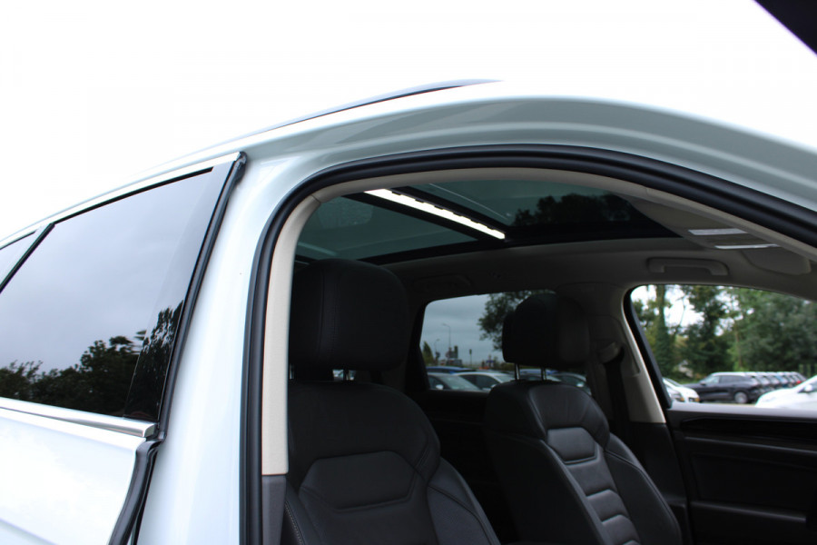 Volkswagen Touareg 3.0 TSi eHybrid ATMOSPHERE 4MOTION TREKHAAK/HEAD-UP/PANORAMADAK 1E EIG