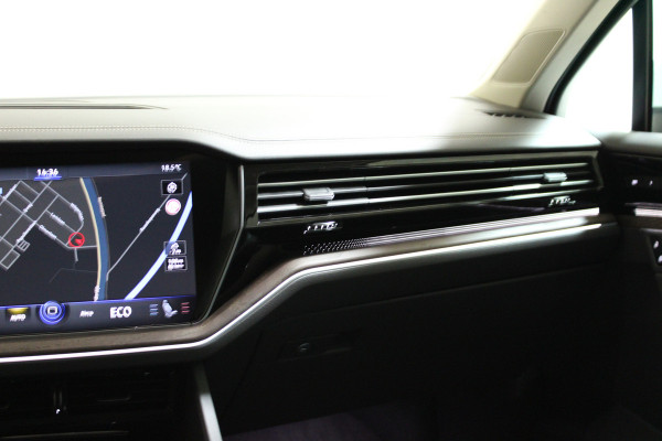 Volkswagen Touareg 3.0 TSi eHybrid ATMOSPHERE 4MOTION TREKHAAK/HEAD-UP/PANORAMADAK 1E EIG