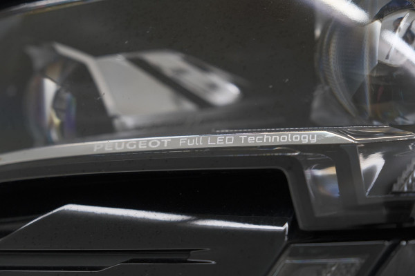 Peugeot 5008 1.6 PureTech 180 EAT8 GT Pack | COMPLEET! | Schuif-/Kanteldak | 360 Camera | Trekhaak | Focal Premium Audio