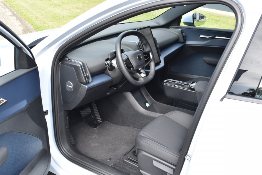 Volvo EX30 Extended Range 272PK Core 69 kWh | All season | Stoelverwarming | Stuurverwarming | ACC | BLIS |