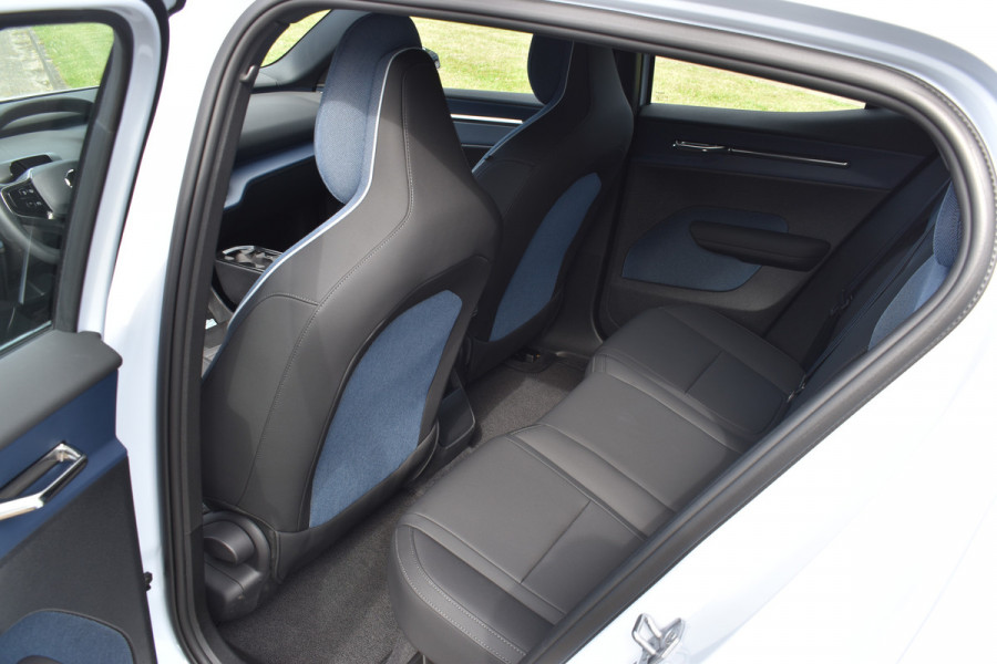 Volvo EX30 Extended Range 272PK Core 69 kWh | All season | Stoelverwarming | Stuurverwarming | ACC | BLIS |