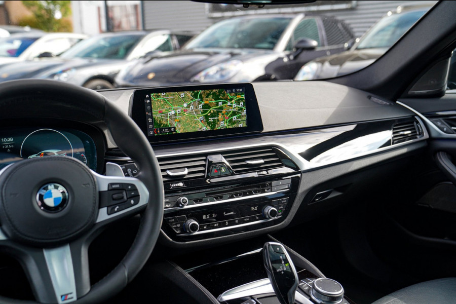 BMW 5 Serie Touring 520i High Executive | M-Pakket | Harman/Kardon | Panorama | Camera | Head up Display | LED | Trekhaak |