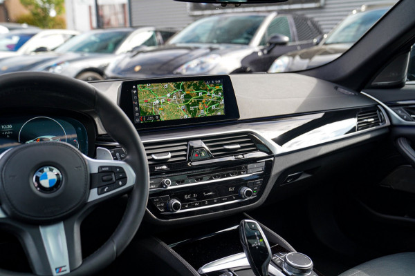 BMW 5 Serie Touring 520i High Executive | M-Pakket | Harman/Kardon | Panorama | Camera | Head up Display | LED | Trekhaak |