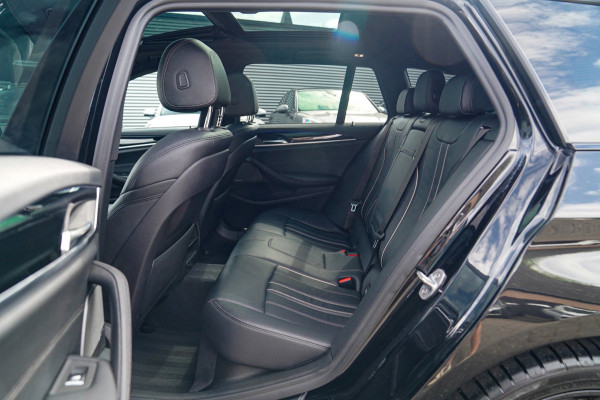 BMW 5 Serie Touring 520i High Executive | M-Pakket | Harman/Kardon | Panorama | Camera | Head up Display | LED | Trekhaak |