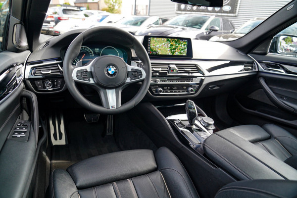 BMW 5 Serie Touring 520i High Executive | M-Pakket | Harman/Kardon | Panorama | Camera | Head up Display | LED | Trekhaak |