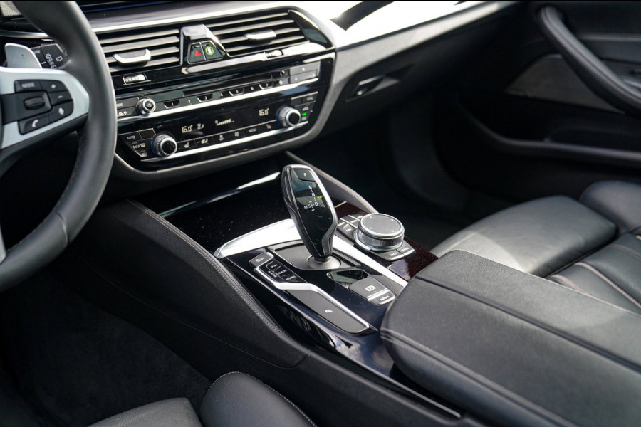 BMW 5 Serie Touring 520i High Executive | M-Pakket | Harman/Kardon | Panorama | Camera | Head up Display | LED | Trekhaak |