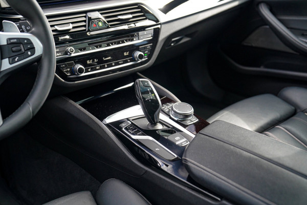 BMW 5 Serie Touring 520i High Executive | M-Pakket | Harman/Kardon | Panorama | Camera | Head up Display | LED | Trekhaak |
