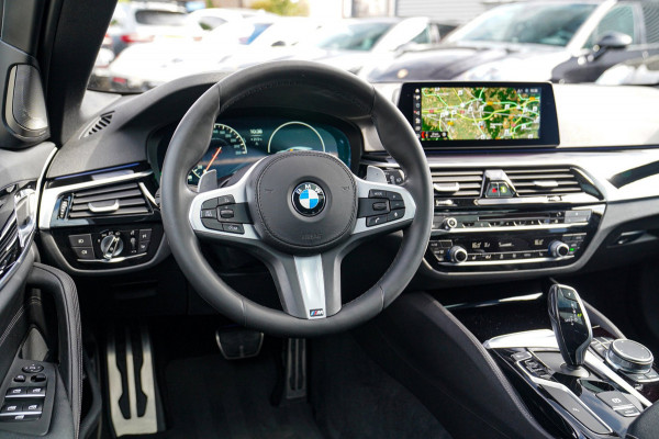 BMW 5 Serie Touring 520i High Executive | M-Pakket | Harman/Kardon | Panorama | Camera | Head up Display | LED | Trekhaak |