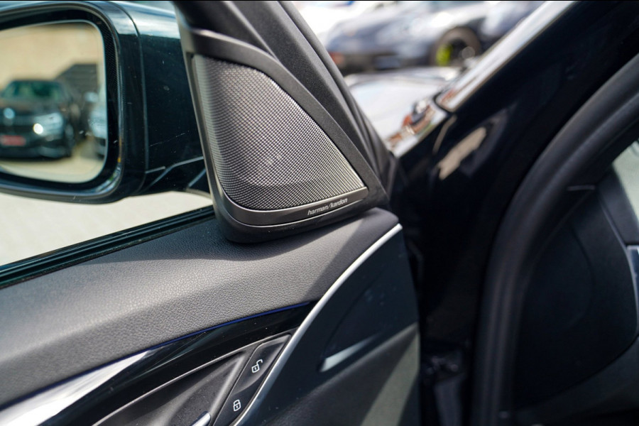 BMW 5 Serie Touring 520i High Executive | M-Pakket | Harman/Kardon | Panorama | Camera | Head up Display | LED | Trekhaak |