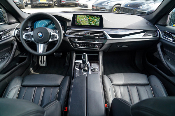 BMW 5 Serie Touring 520i High Executive | M-Pakket | Harman/Kardon | Panorama | Camera | Head up Display | LED | Trekhaak |