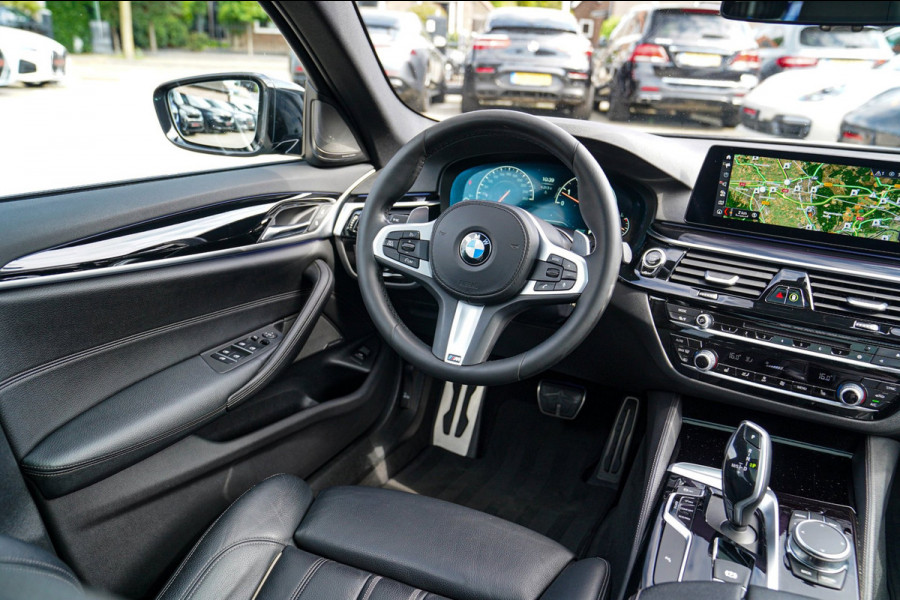BMW 5 Serie Touring 520i High Executive | M-Pakket | Harman/Kardon | Panorama | Camera | Head up Display | LED | Trekhaak |