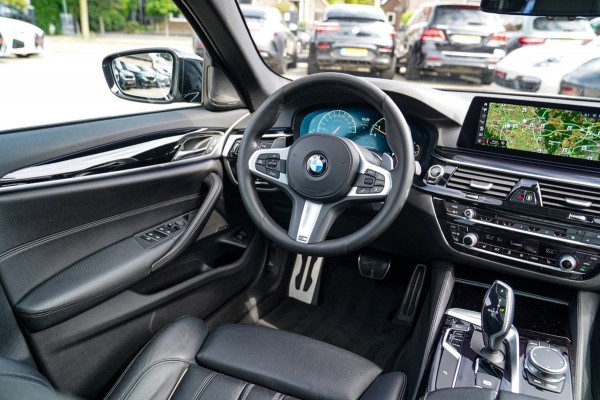 BMW 5 Serie Touring 520i High Executive | M-Pakket | Harman/Kardon | Panorama | Camera | Head up Display | LED | Trekhaak |