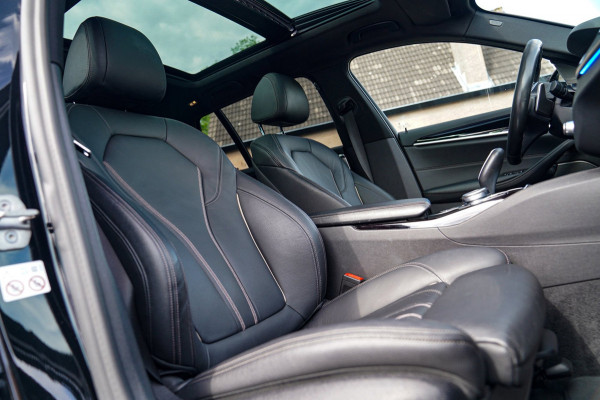 BMW 5 Serie Touring 520i High Executive | M-Pakket | Harman/Kardon | Panorama | Camera | Head up Display | LED | Trekhaak |